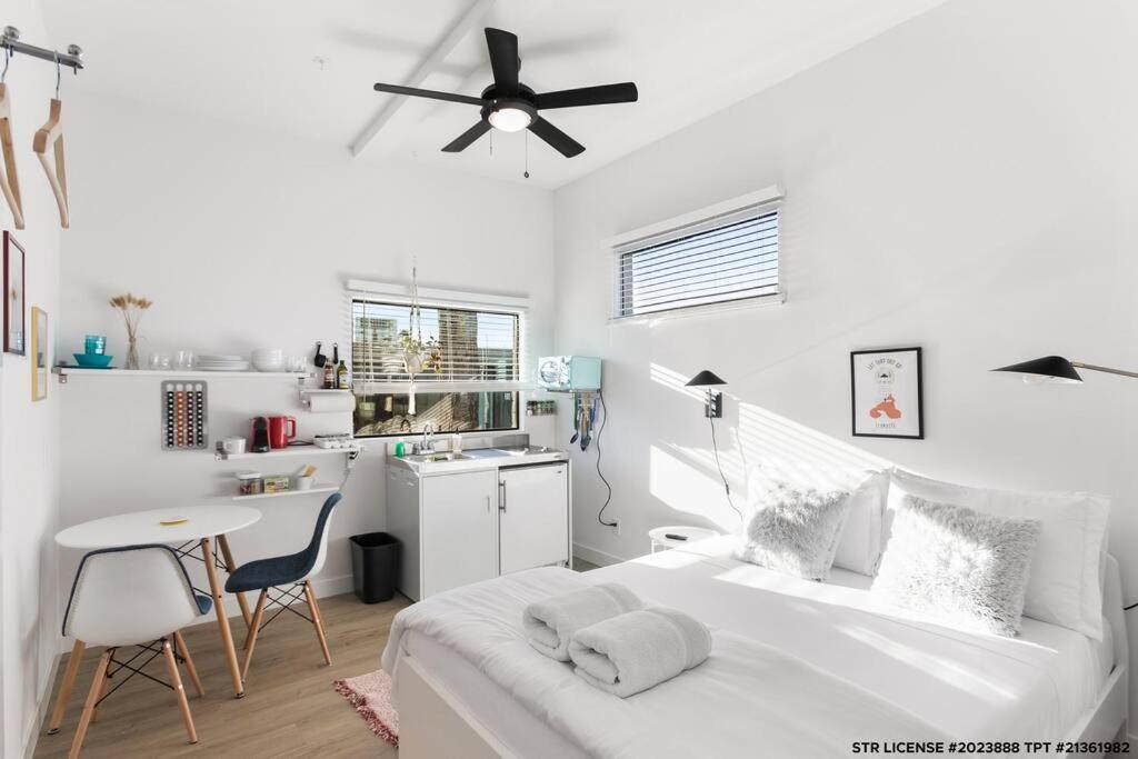 Micro Studio With Balcony & Pool View - Walk To Ot 斯科茨 外观 照片