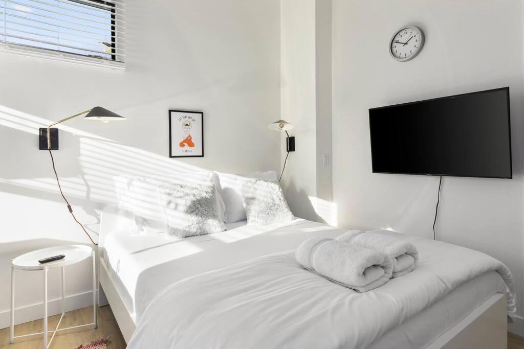 Micro Studio With Balcony & Pool View - Walk To Ot 斯科茨 外观 照片